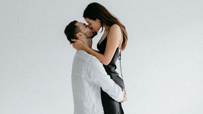 Hiç bilmeyen birine öpüşmeyi nasıl tanımlarsınız? Öpüştünüz mü hiç?