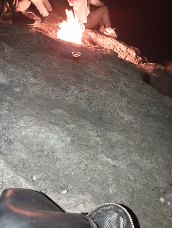 Taşların arasında böyle ateşler yanıyor. Çakmakla çaktım bir iki yerde ateş yaktım.