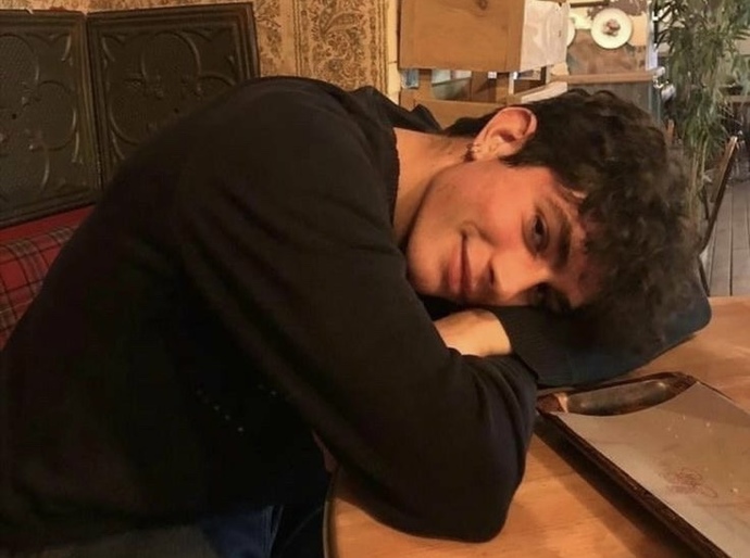 Kuzenim evde bile sigara içiyor sevmediğimi bildiği halde dumanını yüzüme üflüyor. Ne keyif alıyorsunuz bu sigaradan?
