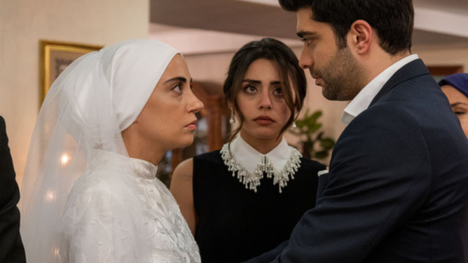 Neden sevmediğimiz insanlarla menfaat için evlendirilmek isteniriz?
