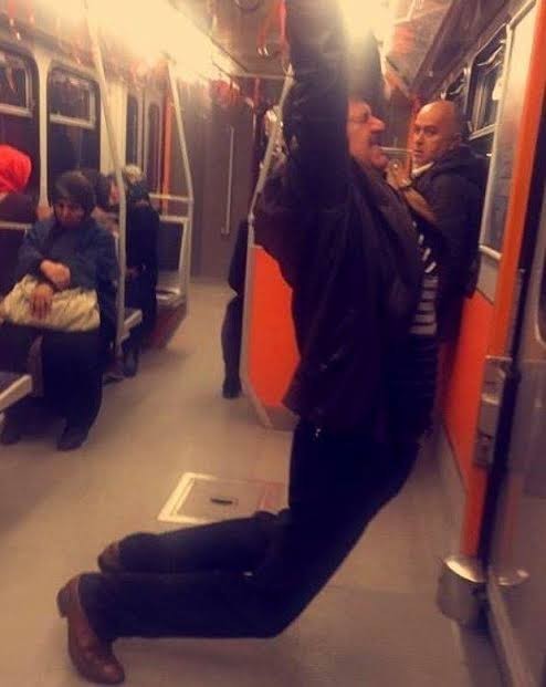 Toplu taşımada rahatsız davranışlar sergileyen insanları uyarırmısınız?