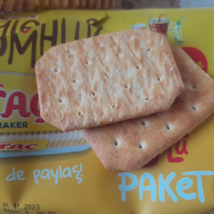 Sizce tuzlu krakerden piramit pastası olur mu?