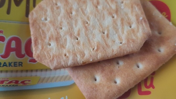 Sizce tuzlu krakerden piramit pastası olur mu?