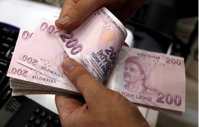 Aylık geliriniz ne kadar? Gelirinizden memnun musunuz?