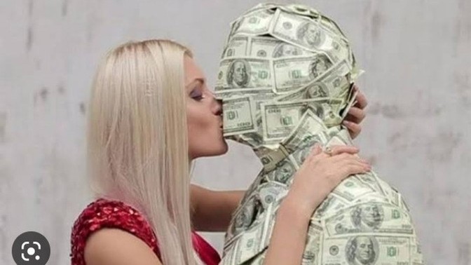 Sevgilimden bişey alamıyorum utanıyorum. Normal miyim?
