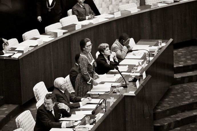 Tarihte ilk kez dünyadaki tüm parlamentolarda kadın temsilci bulunuyormuş. Sizce bunun için çok geç bir tarih değil mi?