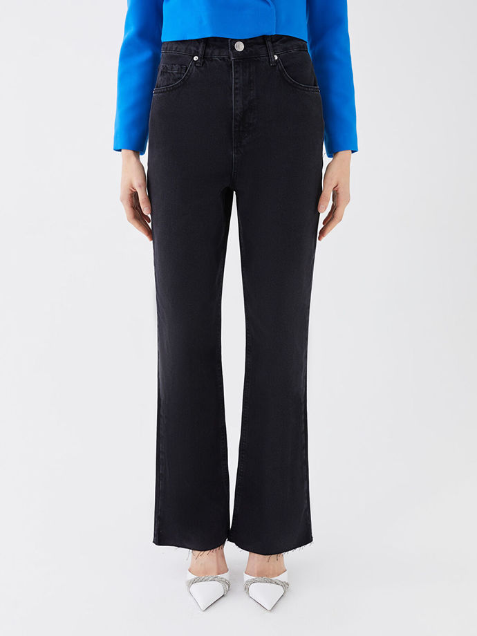 Straight Fit jean ( Bunun gibi basen ve kal&ccedil;ayı sıkmayan bir jean seviyorum)