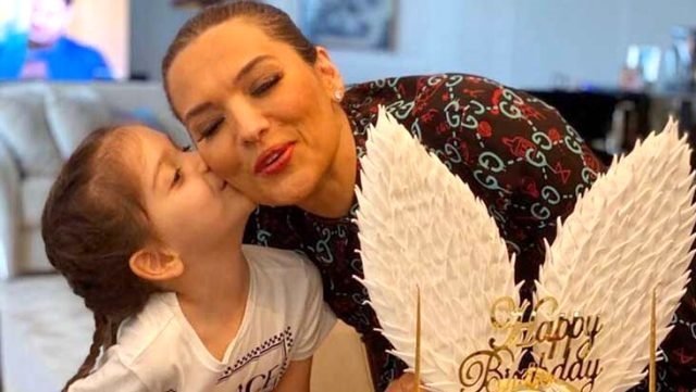 Demet Akalın, kızına doğum günü hediyesi olarak Bodrumdan ev almış. Sizin aileniz size doğum gününde ne alıyor?