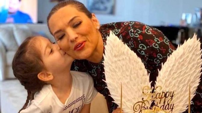Demet Akalın, kızına doğum günü hediyesi olarak Bodrum'dan ev almış. Sizin aileniz size doğum gününde ne alıyor?