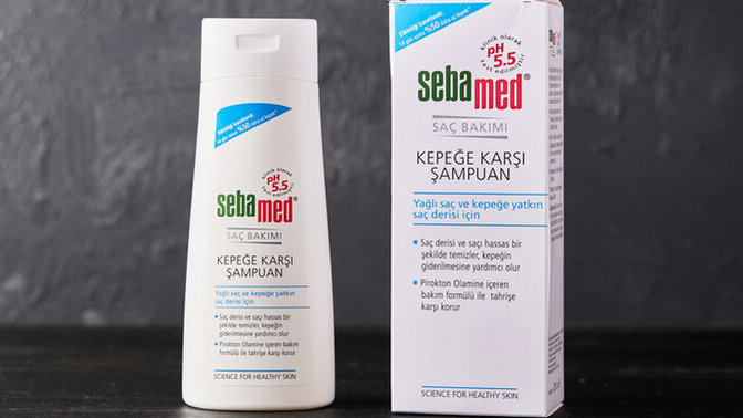 Sebamed’in kepek önleyici şampuanını kullandığımdan beri saçlarımda kepek kalmadı. Siz Sebamed’in şampuanlarını hiç denediniz?