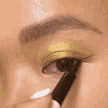 Kızlar toplanın, eyeliner çekemiyorum. Nasıl çekerim?