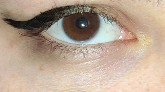 Kızlar toplanın, eyeliner çekemiyorum. Nasıl çekerim?