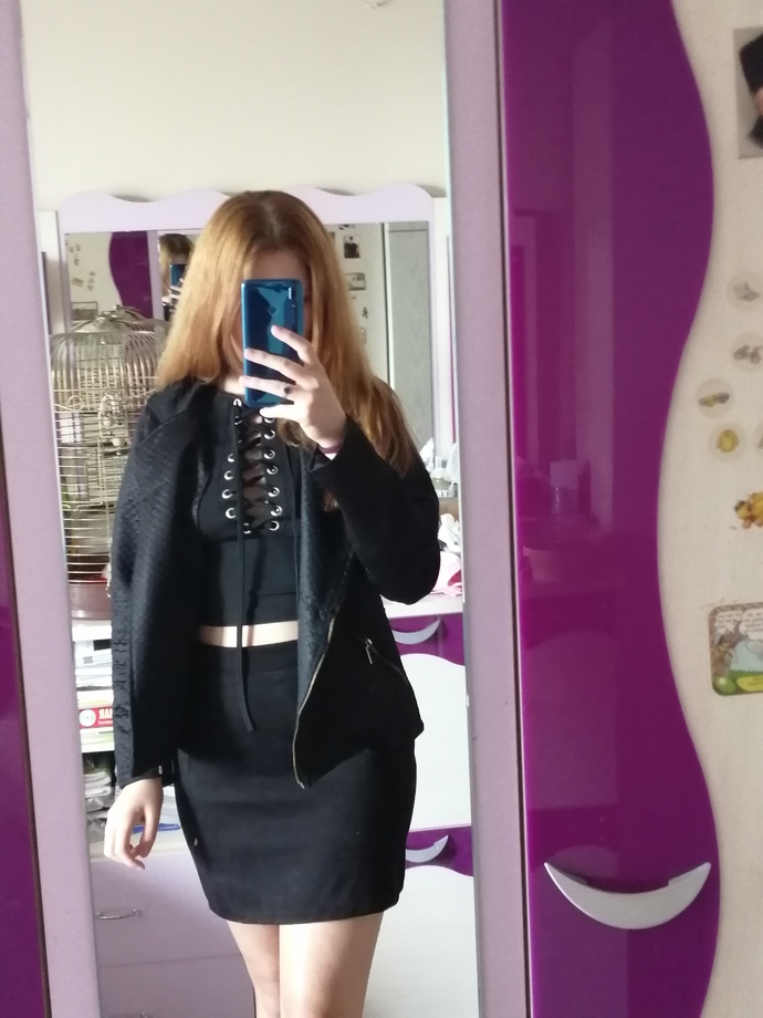 Siyah bluz mu yoksa beyaz mı daha iyi durmuş?