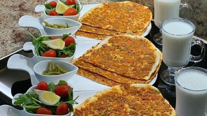 Altın günü, beş çayı gibi davetlerde lahmacun söylenir mi?
