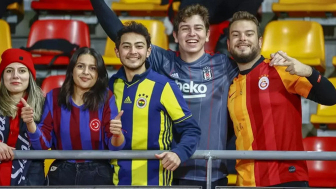 Futbol izlemenin bir cahil eğlencesi olduğunu düşünüyorum. Bana katılıyor musunuz?