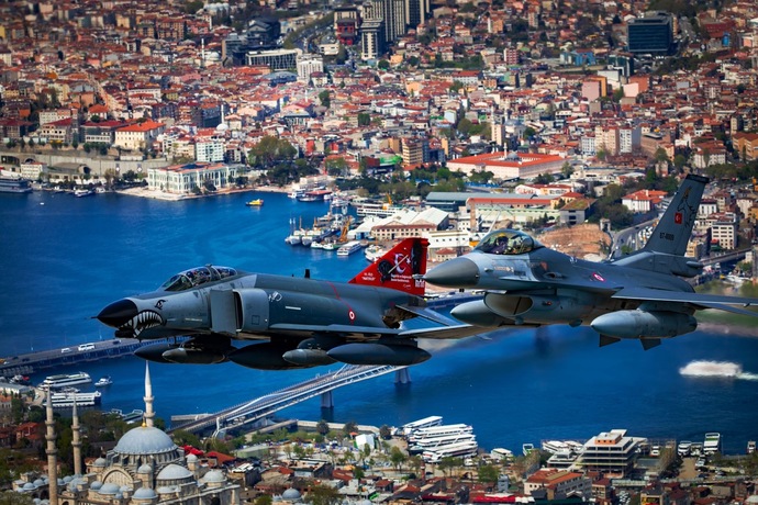 MSB, Hava Kuvvetlerine ait uçakların selamlama fotoğraflarını paylaşmış. Çok iyi değil mi?