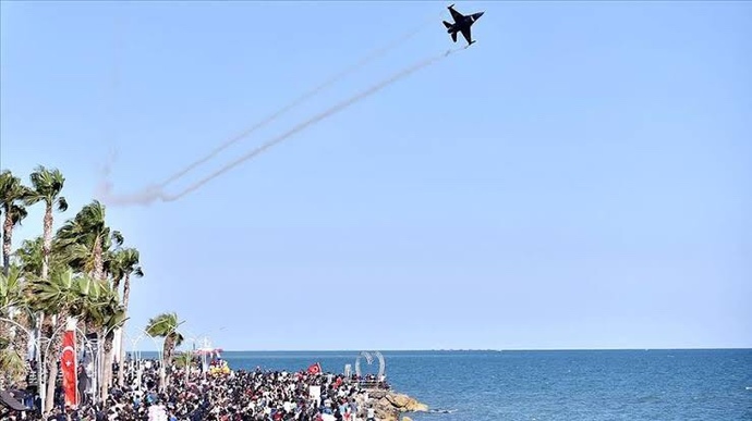 MSB, Hava Kuvvetleri'ne ait uçakların selamlama fotoğraflarını paylaşmış. Çok iyi değil mi?