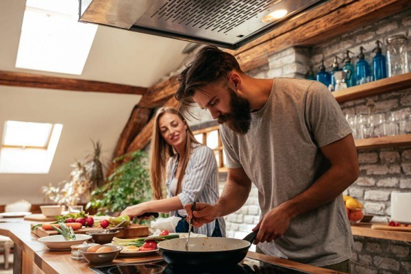Yemek hazırlama esnasında salata yapımına yardım eden sevgili/eş hayali kurulan o sevgili/eş midir?