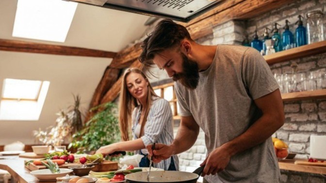 Yemek hazırlama esnasında salata yapımına yardım eden sevgili/eş hayali kurulan "o" sevgili/eş midir?