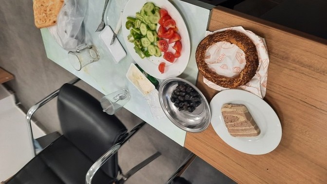 İş yerinde kahvaltı yapan kim var benim gibi?