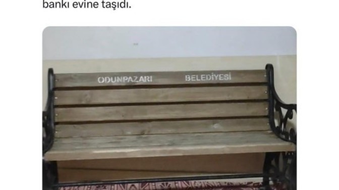 Eskişehir'de sevdiği kadınla son kez oturduğu bankı söküp evine götüren adam, sizce gerçekten sevmiş midir?