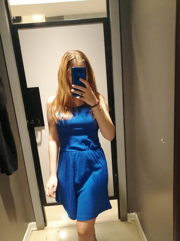 Mavi elbisenin üstüne hangi renk ceket olur?