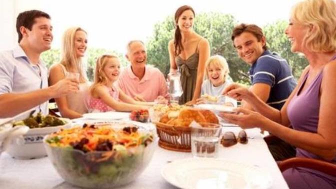Yemek düzeni sizin için ne kadar önemlidir. Masaya ailece mi oturursunuz yoksa herkes kafasına göre mi takılır?