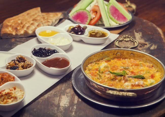 Akşam vakti kahvaltı yapar mısınız?