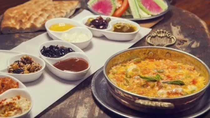 Akşam vakti kahvaltı yapar mısınız?