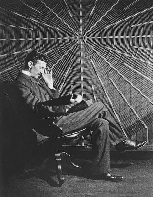 Nikola Tesla hayatında hiç cinsel ilişkiye girmemiştir.