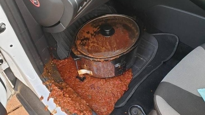 Arabasına yemek döküldü diye demediğini bırakmadı. Suç benim mi şimdi?