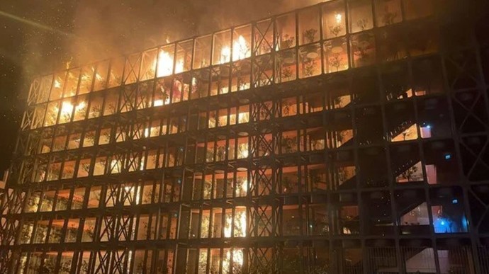 İzmirin Narlıdere ilçesindeki 4 bloklu bir sitede yangın