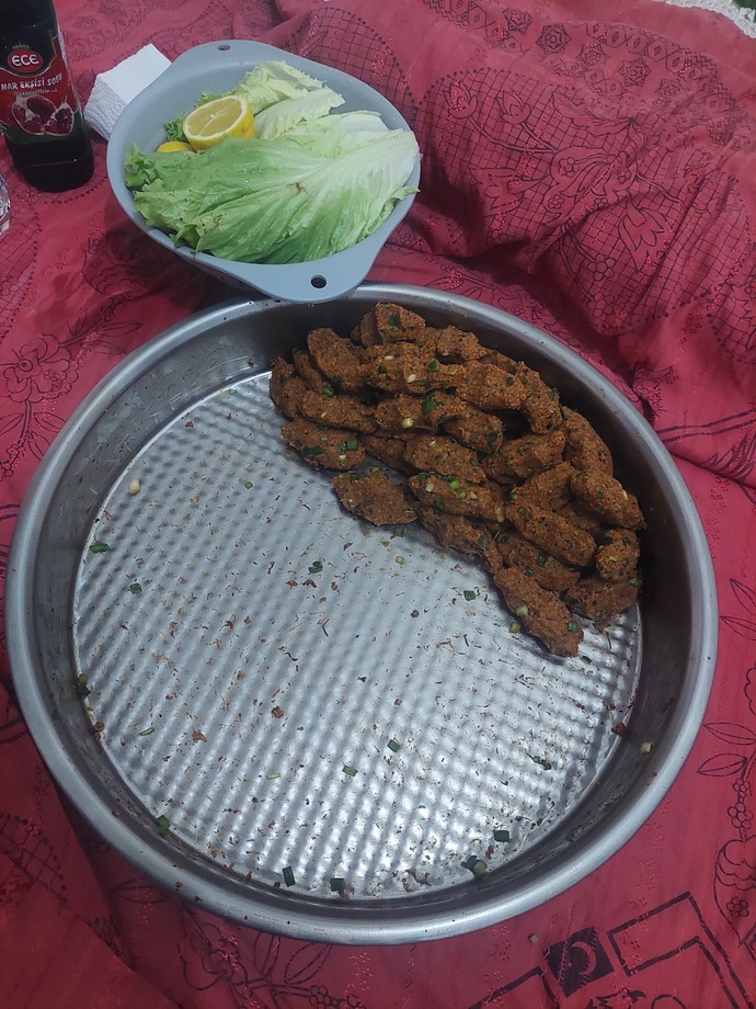 Çiğ köfte etli mi olur yoksa etsiz mi?