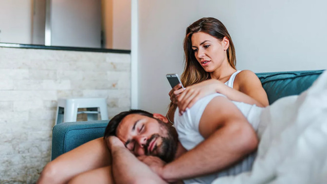 Sevgilinizin telefonunu karıştırır mısınız?