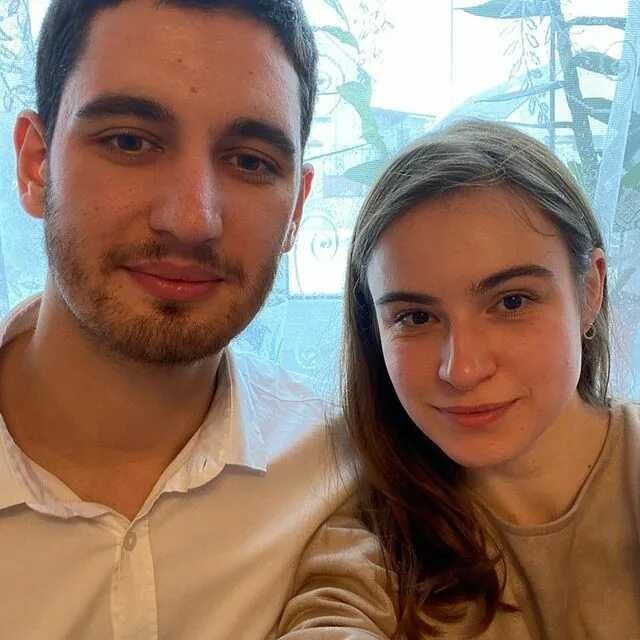 Sevgilimle yetimhanede büyüdüğümüz için kimsemiz yok. Evlenirsek benden sıkılır diye kendimi geri çekiyorum. Sizce evlenmeli miyiz?