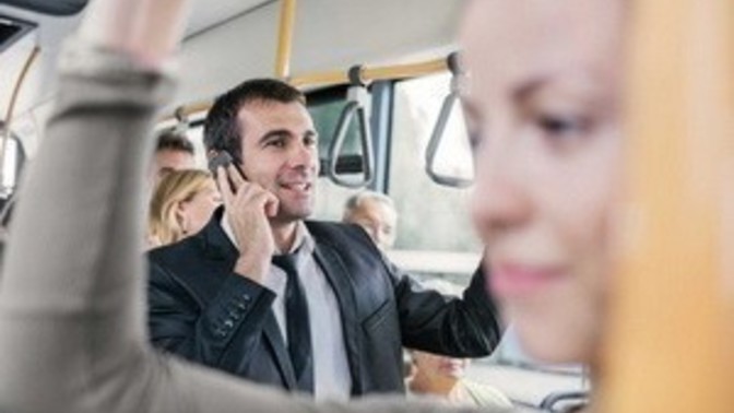 Yolculuk yaparken yanınızdaki kişinin telefonla konuşması sizi rahatsız eder mi?