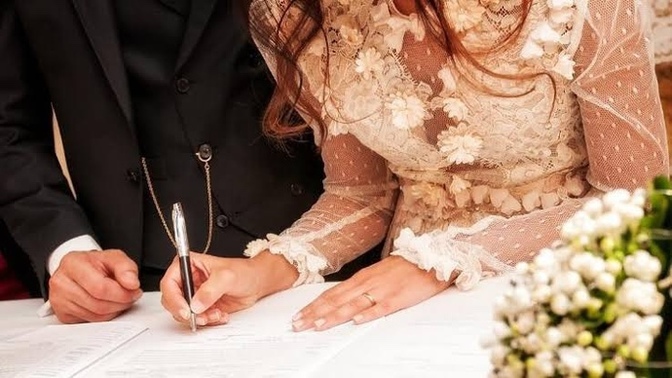 Evlenen kadınların eşinin soy adını alması zorunluluğu kaldırıldı. Kararı nasıl buldunuz?