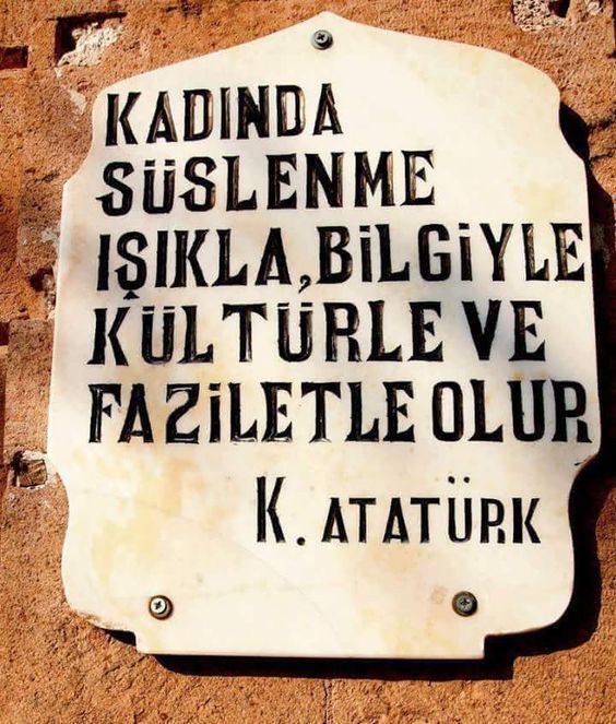 Kültürsüz makyajlı yüzler dolu ortalık