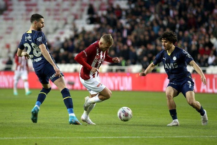 Fenerbahçe - Sivassporu deplasmanda 3-1 yenerek şampiyonluk yarışında kritik bir galibiyet aldı! Maçı nasıl buldunuz?