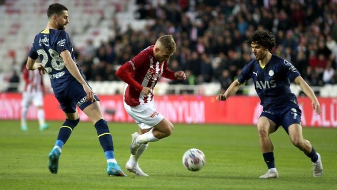 Fenerbahçe - Sivasspor'u deplasmanda 3-1 yenerek şampiyonluk yarışında kritik bir galibiyet aldı! Maçı nasıl buldunuz?