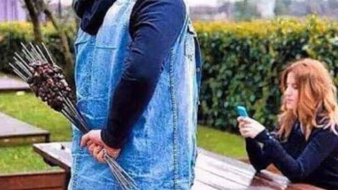 Şirkete kebap göndermiş. Afiyet olsun ömrüm, yarasın yazmış. Kocam romantik komedi değil mi?