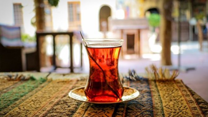 Çayınızı açık mı içersiniz, demli mi?