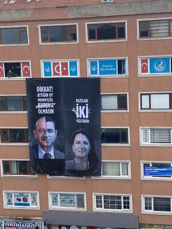 Attığın oy mehmetçiğe kurşun olmasın afişleri hakkında neler düşünüyorsunuz?