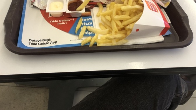 Dışarda tek başına yemek yemeyi sever misin?