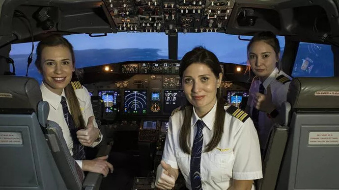 Uçakta kaptanınız konuşuyor.. bölümünde pilotun bir kadın olduğunu anladığınızda siz de gururlanıyor musunuz?