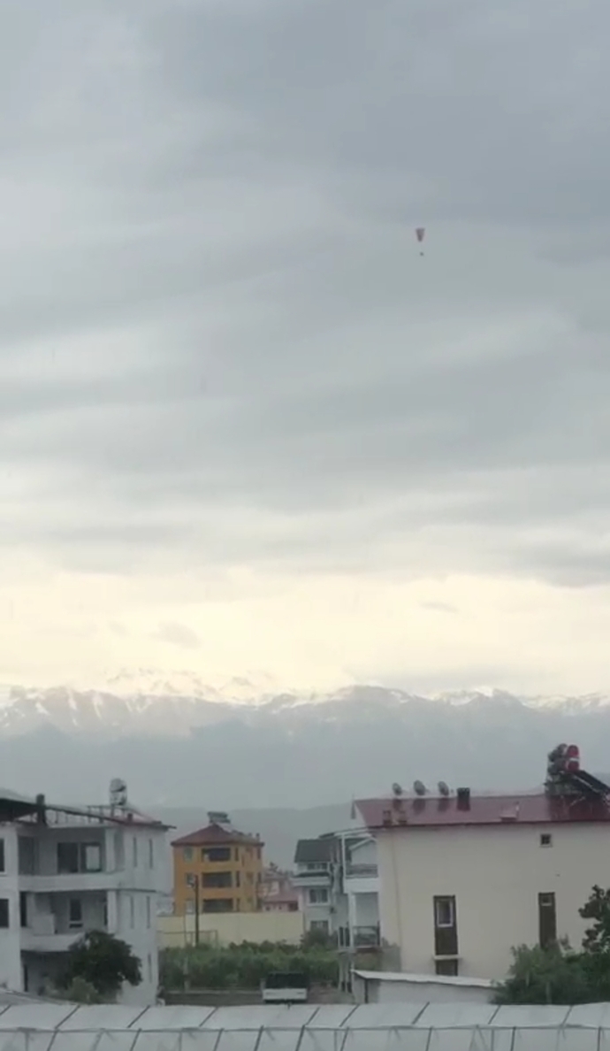 Hava yağmurlu ve rüzgar şiddetlendi. Sizin orada neler oluyor?