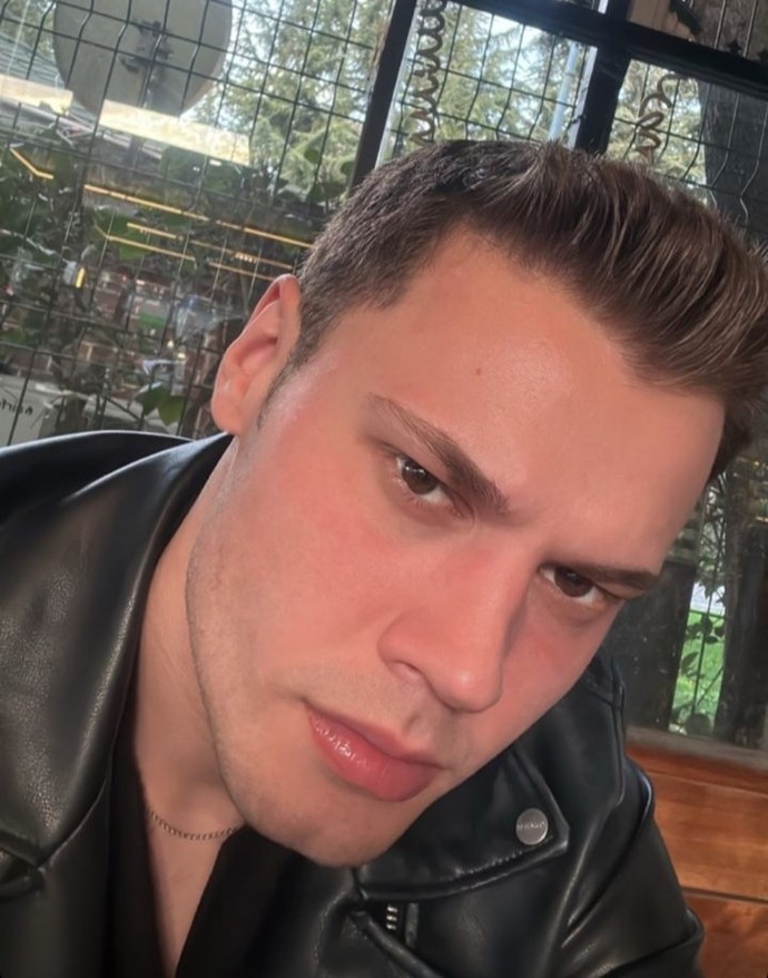 Beyler neden bu adam kadar yakışıklı değilsiniz?