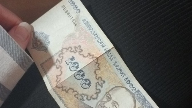 Azerbaycan parasını (Manat) nerede bozdurabilirim?