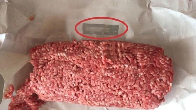 Kıymanın kilosu 350 TL olunca, çalınmasın diye güvenlik bandı taktılar. Marketlerin bu uygulamasını nasıl buldunuz?