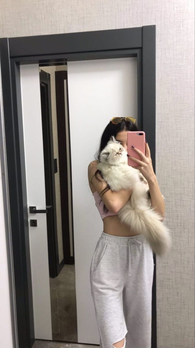 Dostlar duydunuz mu benim de bir kedim var artık! Sizin var mı?
